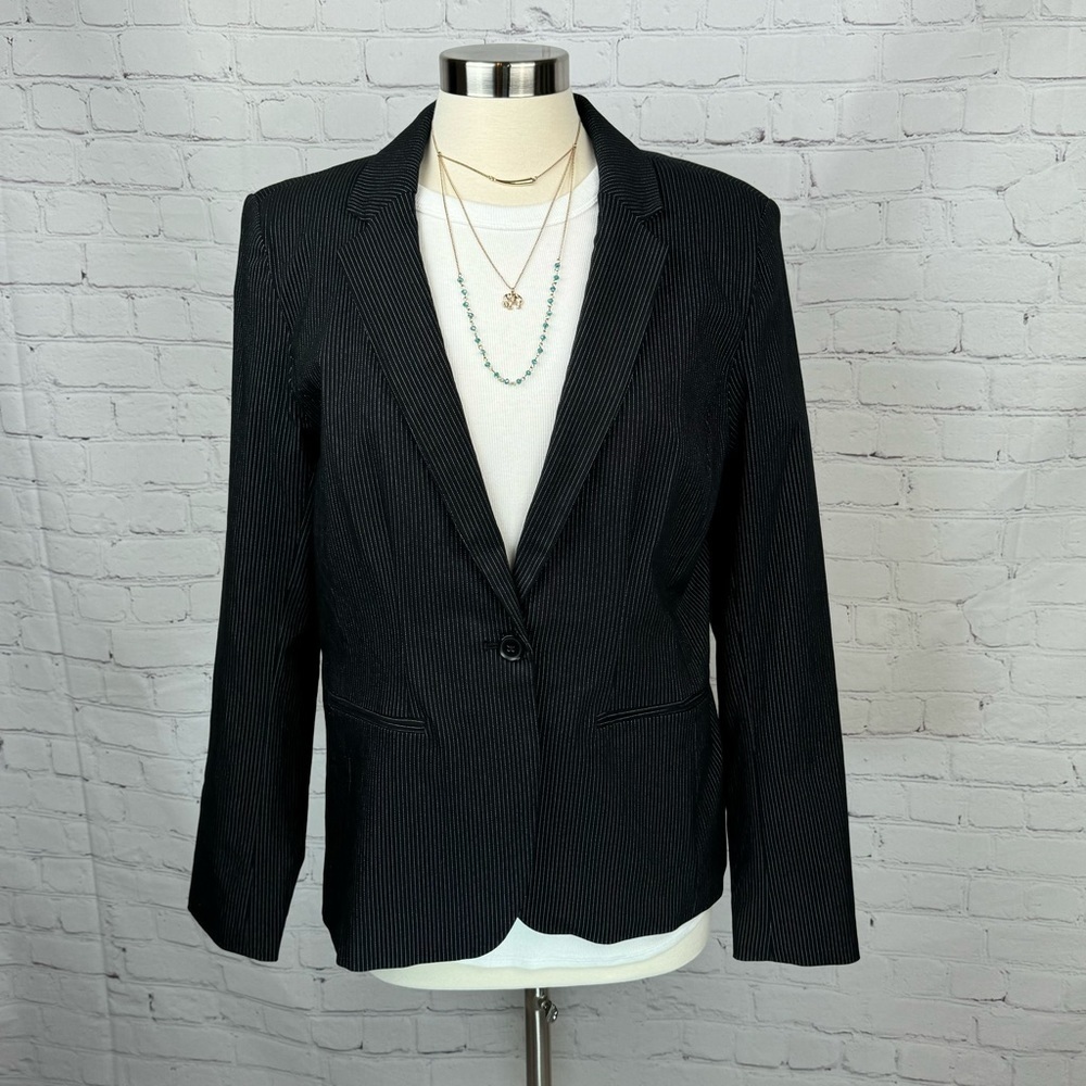 The Torrie Jacket Black Pin Stripe Blazer Single Button Size 16